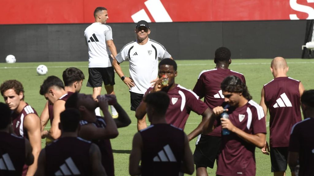 El Sevilla se entrena a la espera de novedades en el mercado