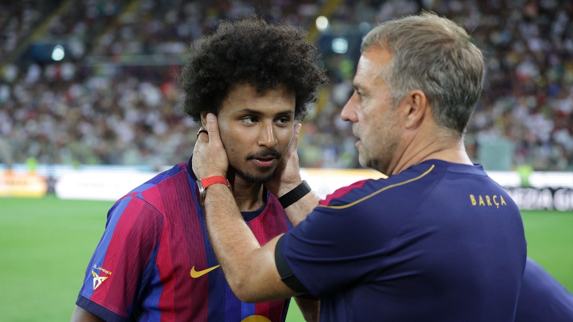 Karim Adeyemi junto a Hansi Flick en un partido de pretemporada del FC Barcelona