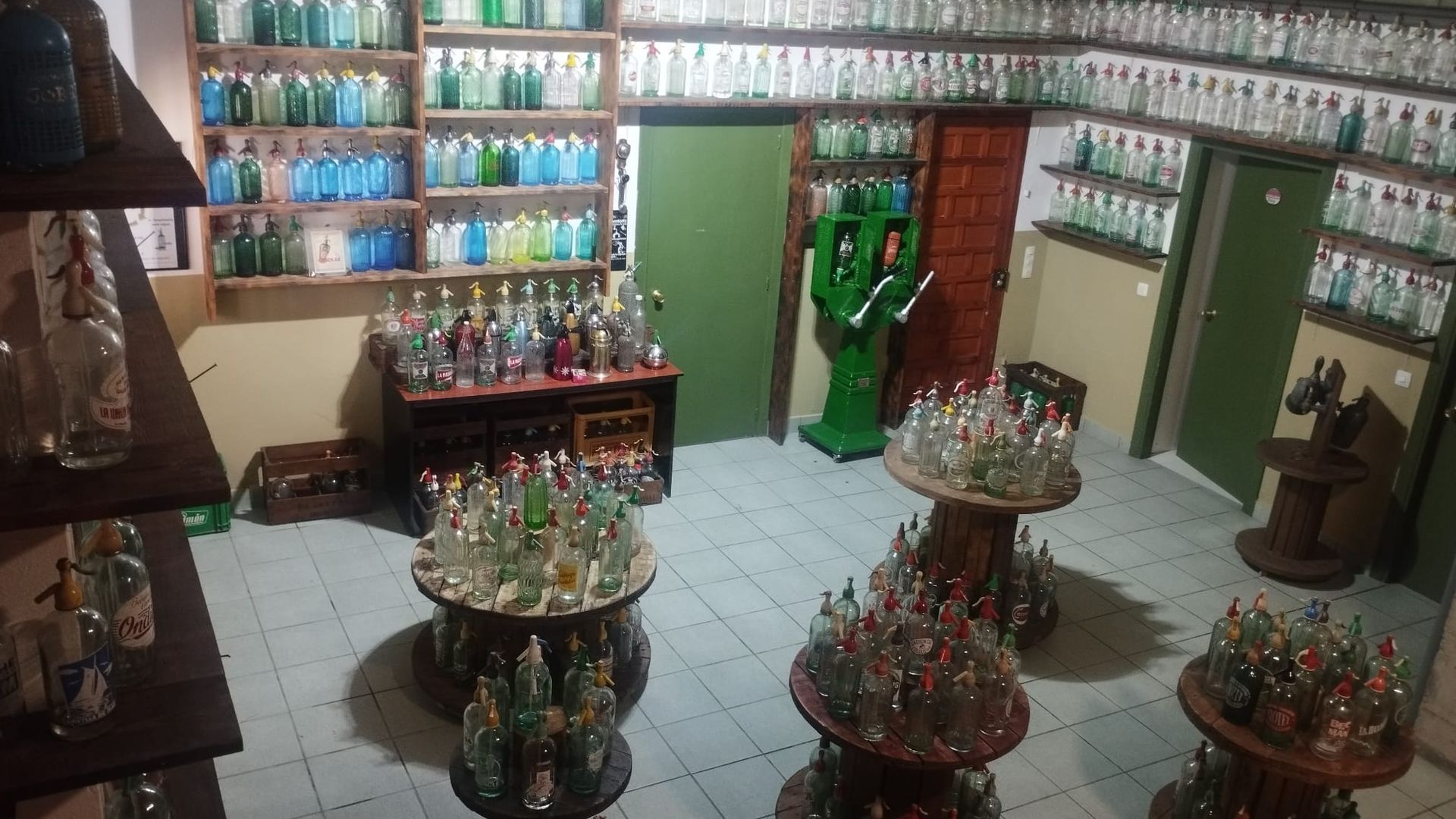 La colección de sifones en el garaje de Jaume Castells en Mollerusa (Lleida) La colección de sifones en el garaje de Jaume Castells en Mollerusa (Lleida)