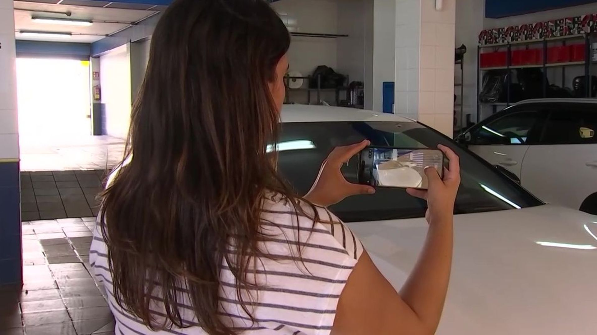La multa a AVIS por las cláusulas abusivas en el alquiler de coche obliga a los usuarios a revisar los contratos y documentar los vehículos