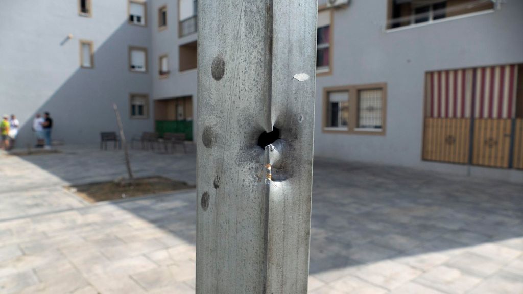 Las claves en la búsqueda de los autores del triple crimen de Isla Cristina: buscan restos biológicos en la moto que quemaron y analizan el historial delictivo del fusil AK-47 localizado