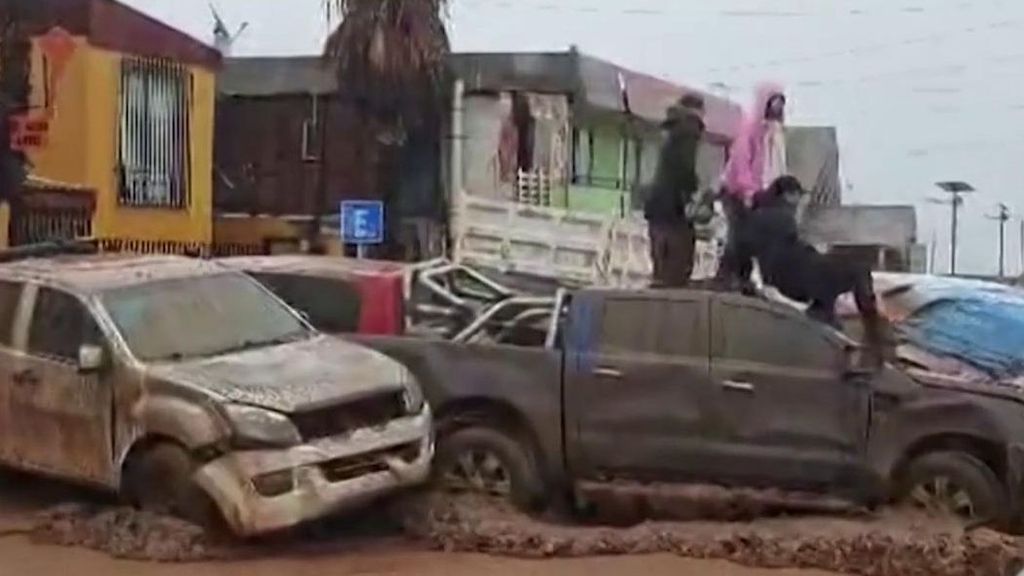 Las duras imágenes de Chile y Peru tras el paso del fenómeno 'El Niño': calles inundadas y personas atrapadas en los coches