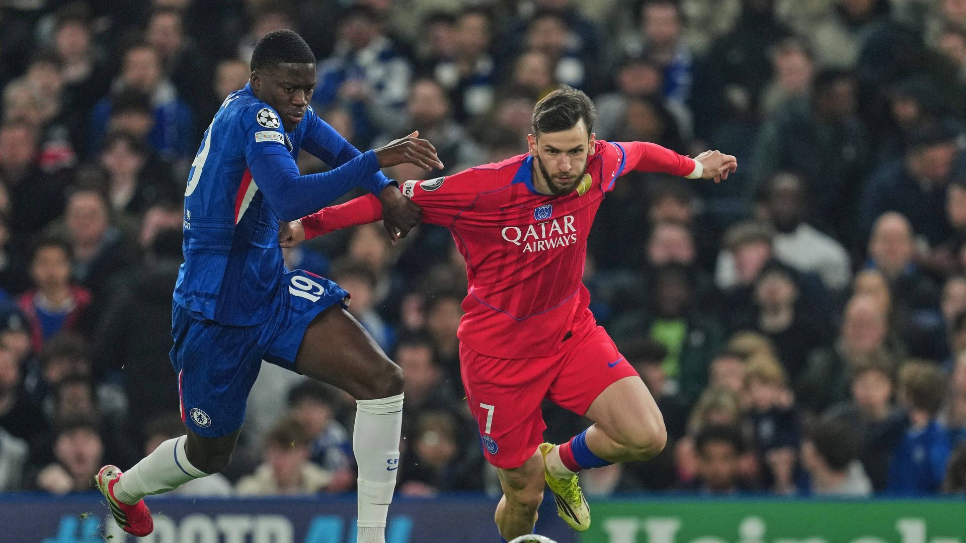 Mamadou Sarr, durante un partido con el Chelsea.
