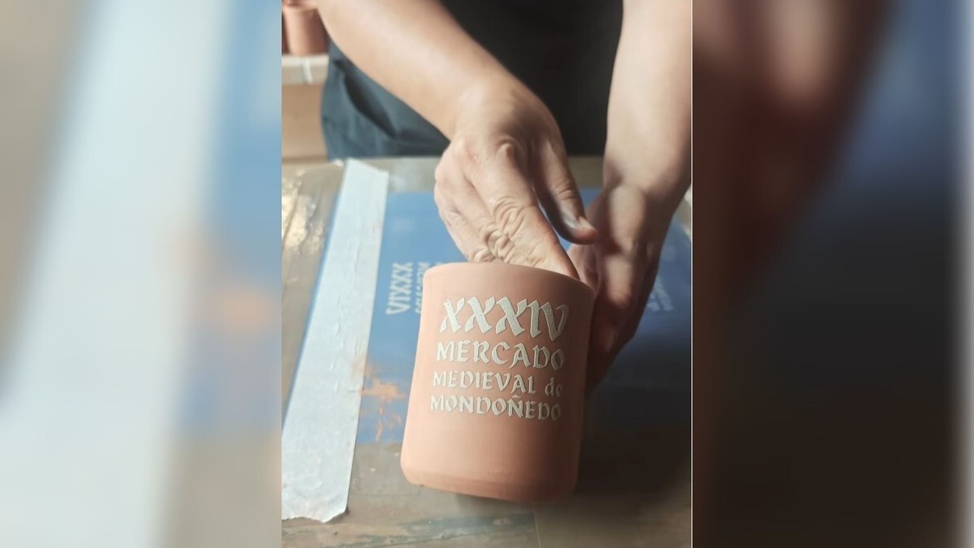 Marcelo y María del Carmen buscan cada año nuevas ideas para realizar las tazas que les encarga el Concello de Mondoñedo Marcelo y María del Carmen buscan cada año nuevas ideas para realizar las tazas que les encarga el Concello de Mondoñedo