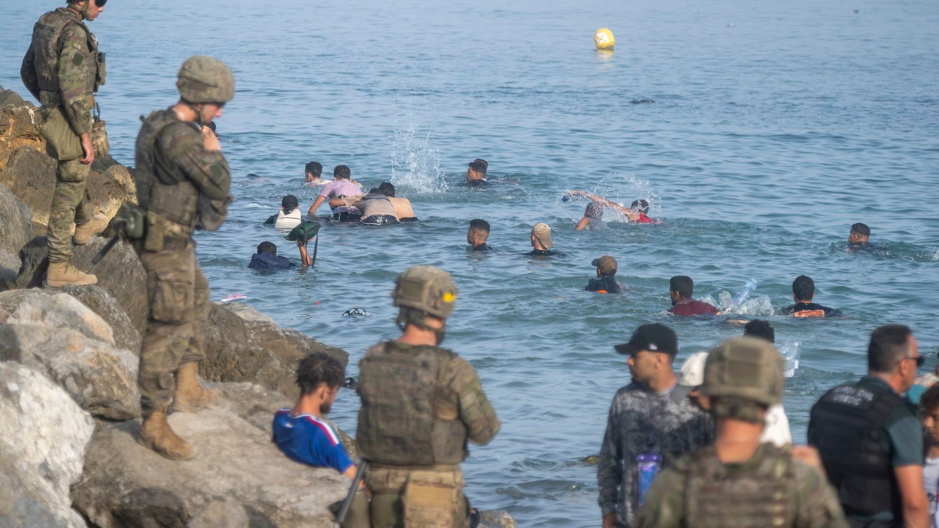 Militares en la playa de Ceuta durante las llegadas de los días 30 y 31 de julio Militares en la playa de Ceuta durante las llegadas de los días 30 y 31 de julio