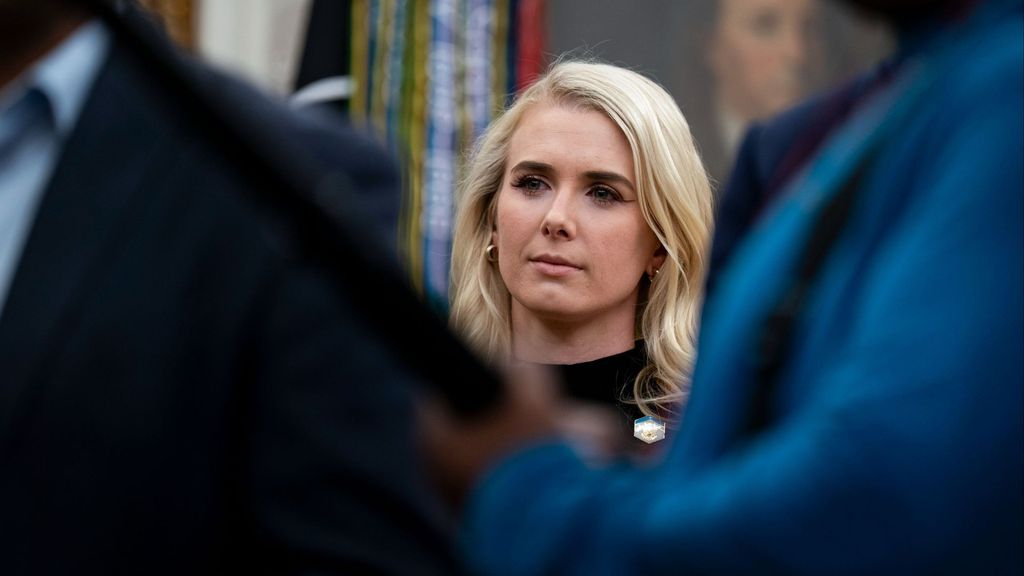 Natalie Harp, la asistenta personal que se ha convertido en la sombra de Donald Trump y a la que apodan ‘la impresora humana’