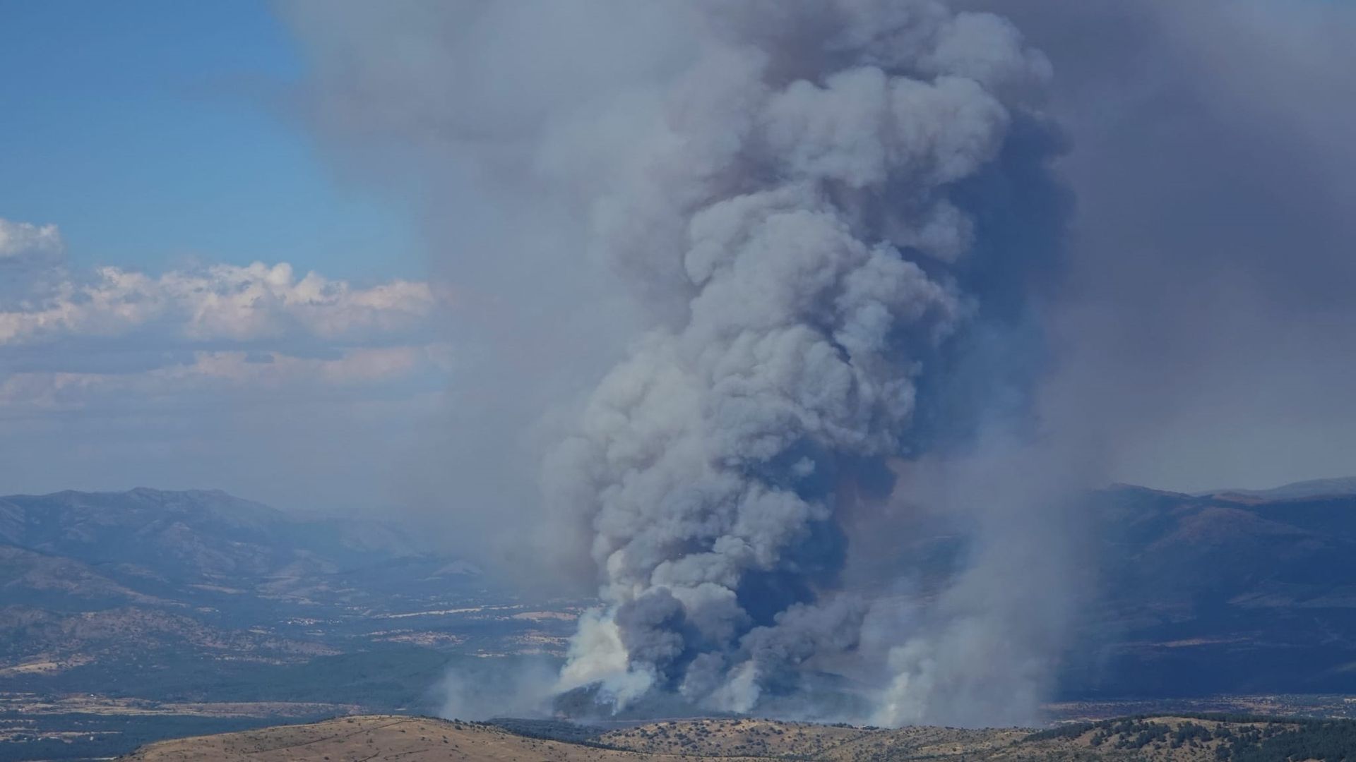Nuevo incendio forestal en Madrid: confinan a la población de Aldea del Fresno y Villamantilla