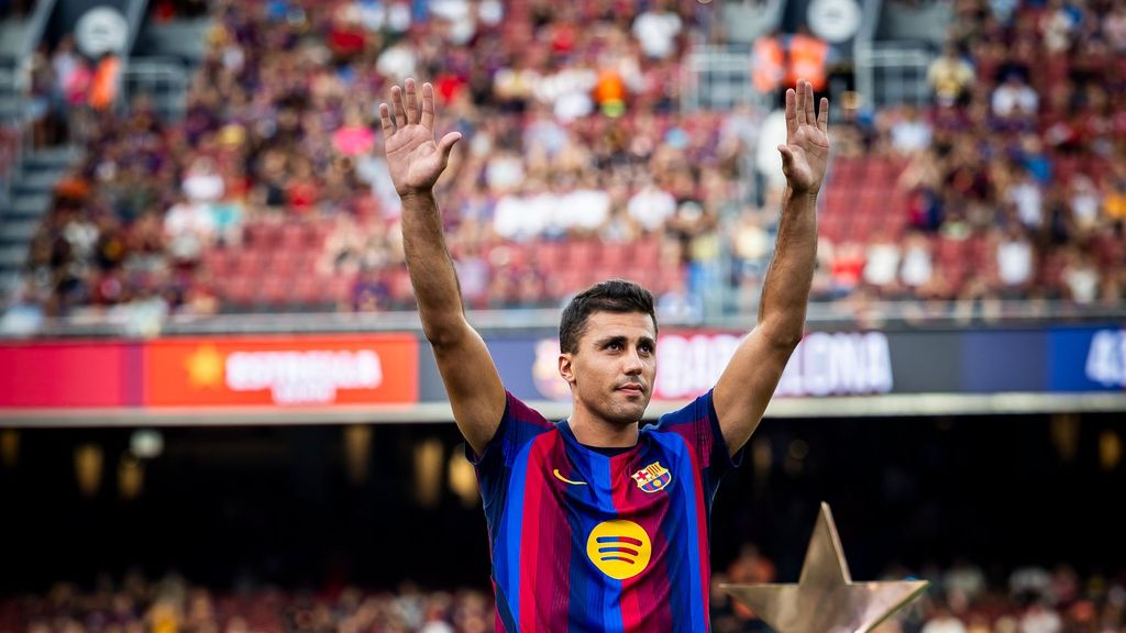 El Camp Nou aplaude a Rodri y pita a Frenkie de Jong