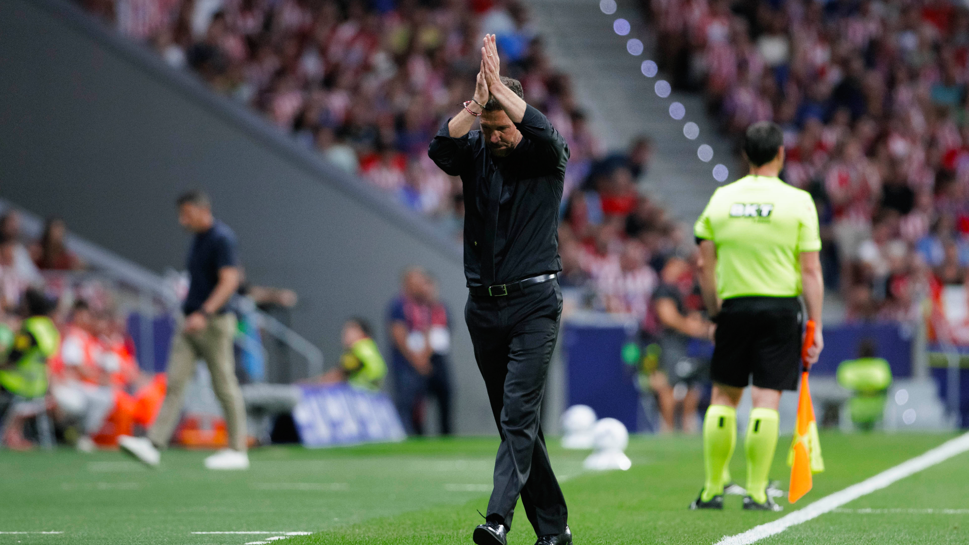 Simeone, durante el Atlético-Málaga Simeone, durante el Atlético-Málaga