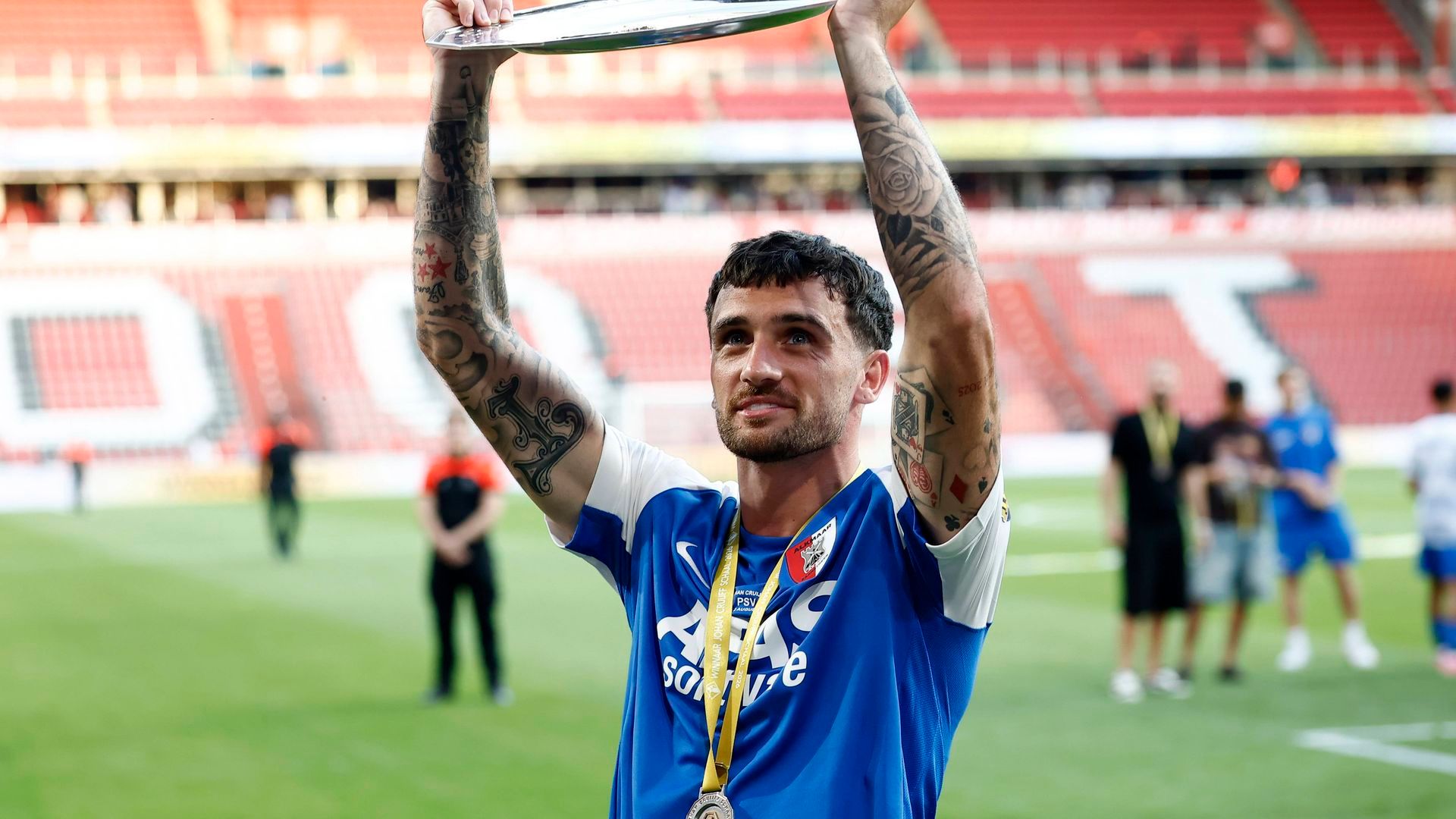 Troy Parrott, celebrando un título con el AZ