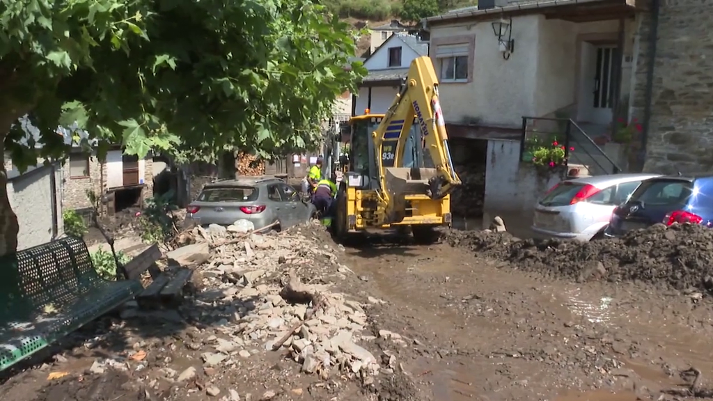 Vecinos de Carracedo de Compludo, Ponferrada, aislados tras quedar impracticable la carretera que da acceso a la localidad tras las riadas