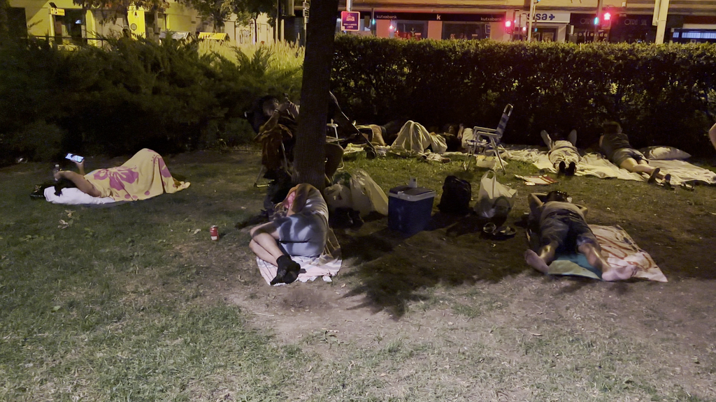 Vecinos durmiendo en parques entre nuevas réplicas: así han pasado la noche en Granada, con otros seis terremotos