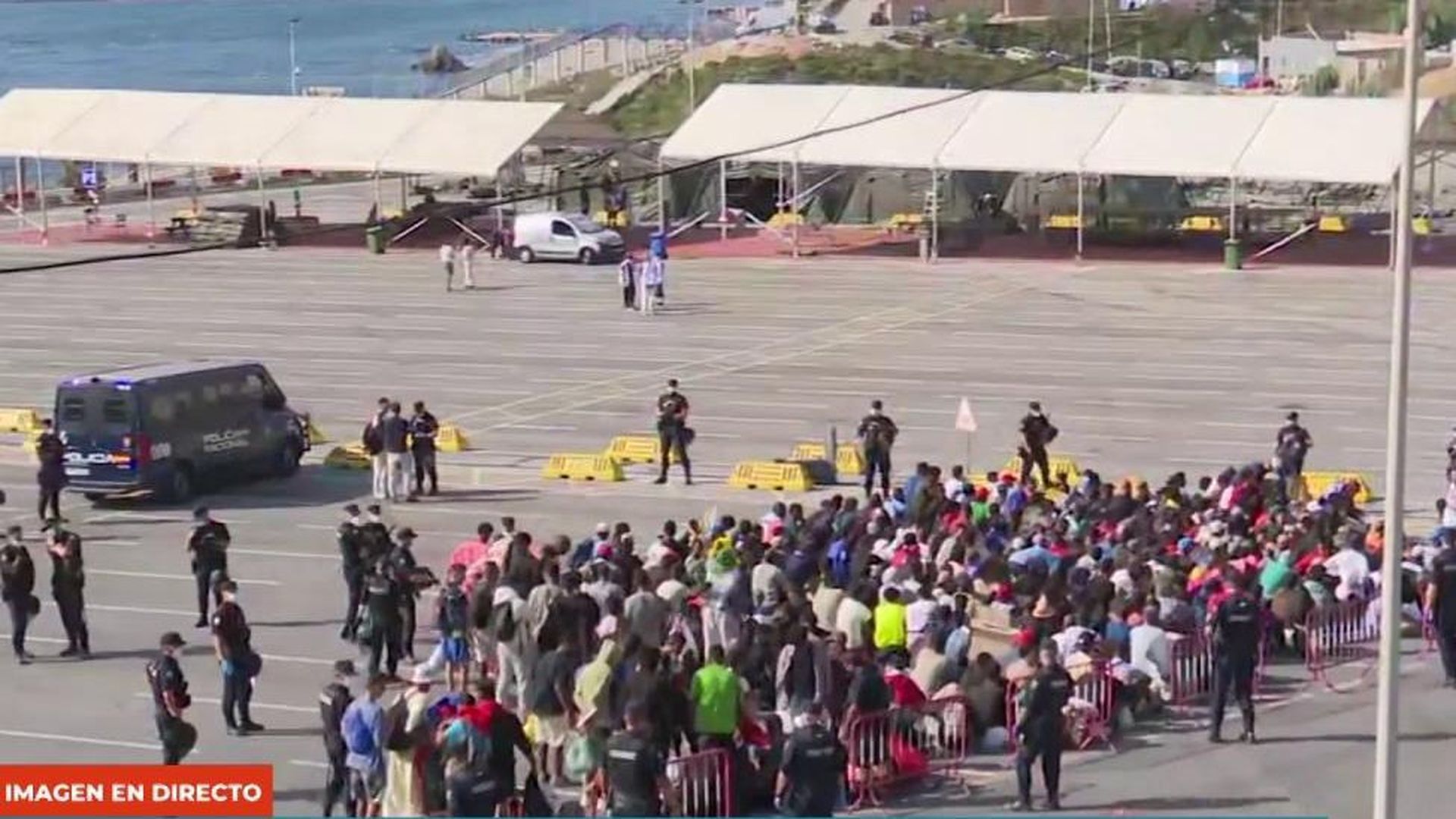 A cinco minutos de la frontera y con baños portátiles: así es la zona habilitada para migrantes en Ceuta A cinco minutos de la frontera y con baños portátiles: así es la zona habilitada para migrantes en Ceuta