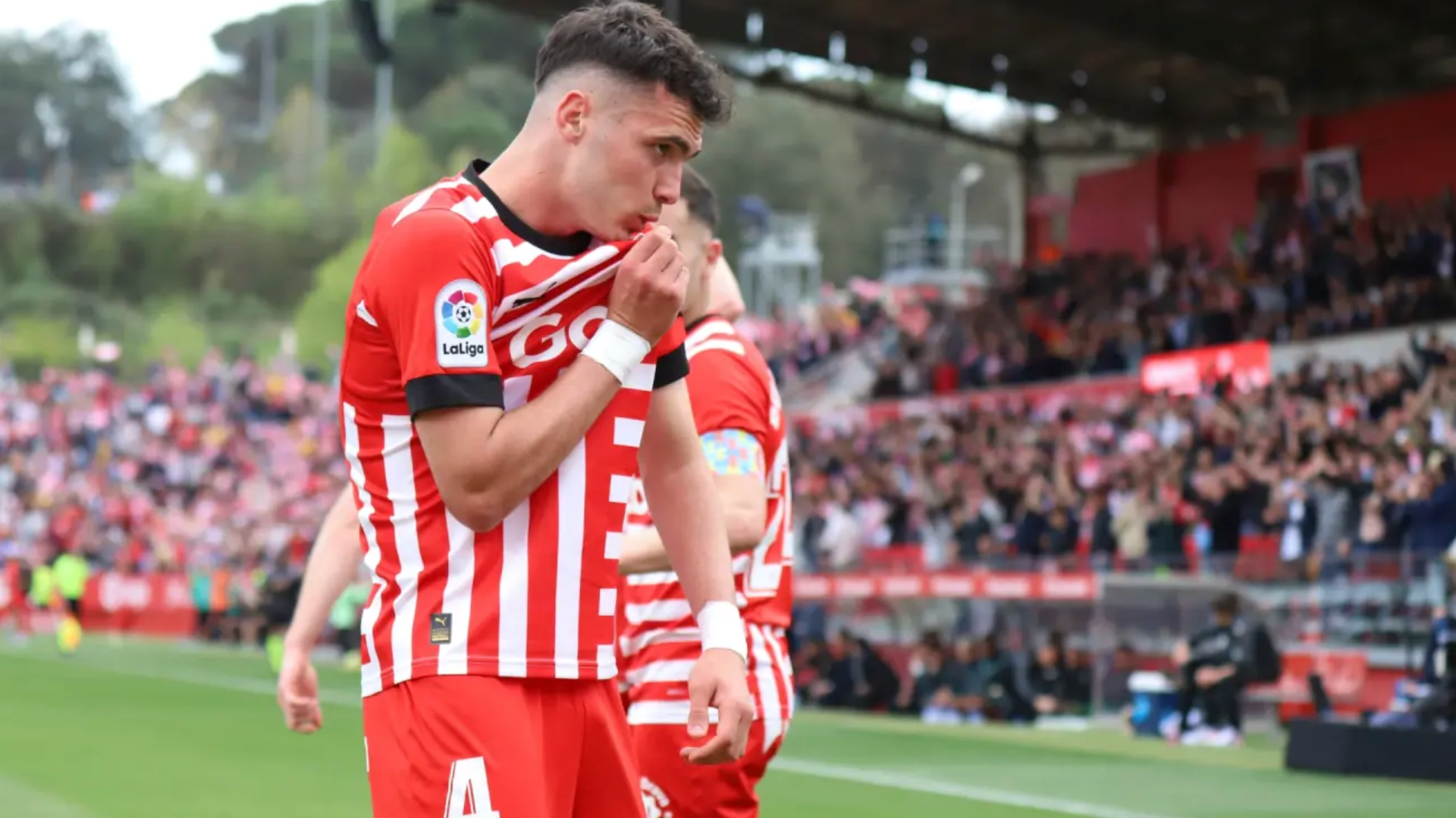 Arnau Martínez se besa el escudo del Girona