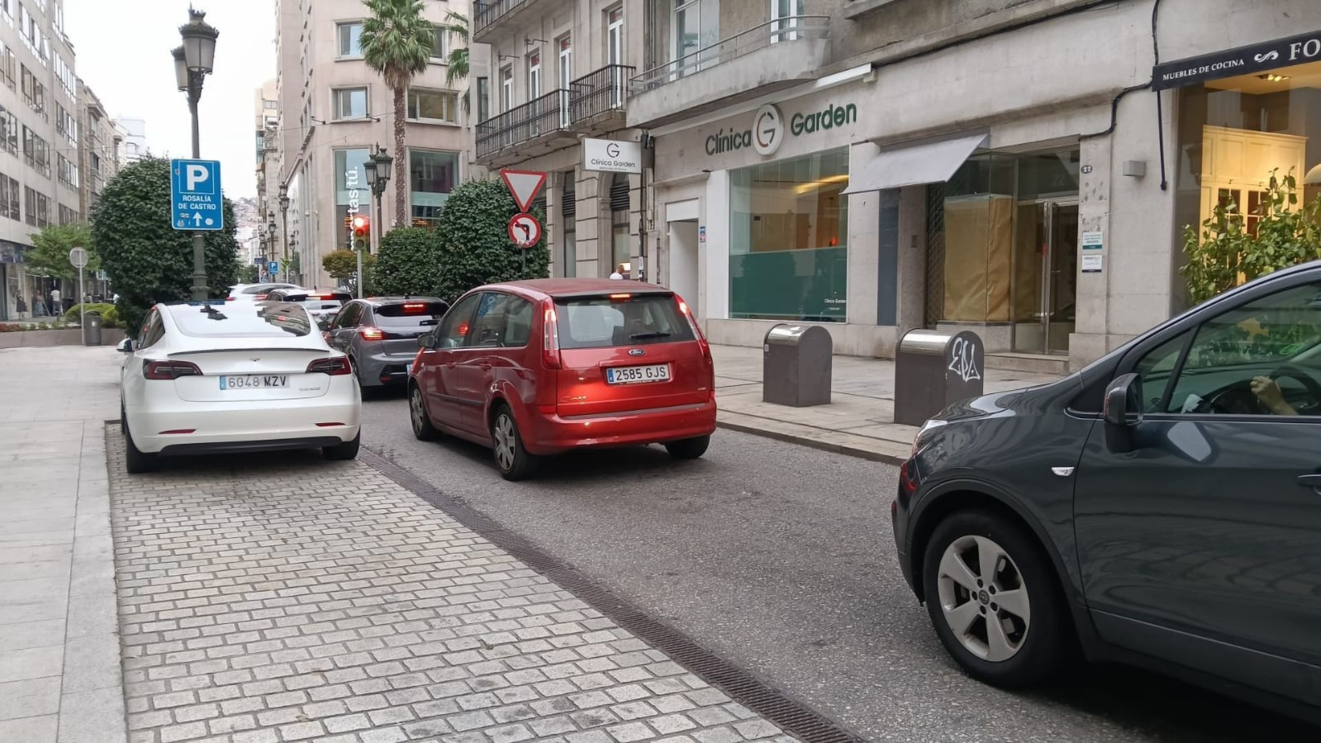 Coches circulando por una calle de Vigo Coches circulando por una calle de Vigo