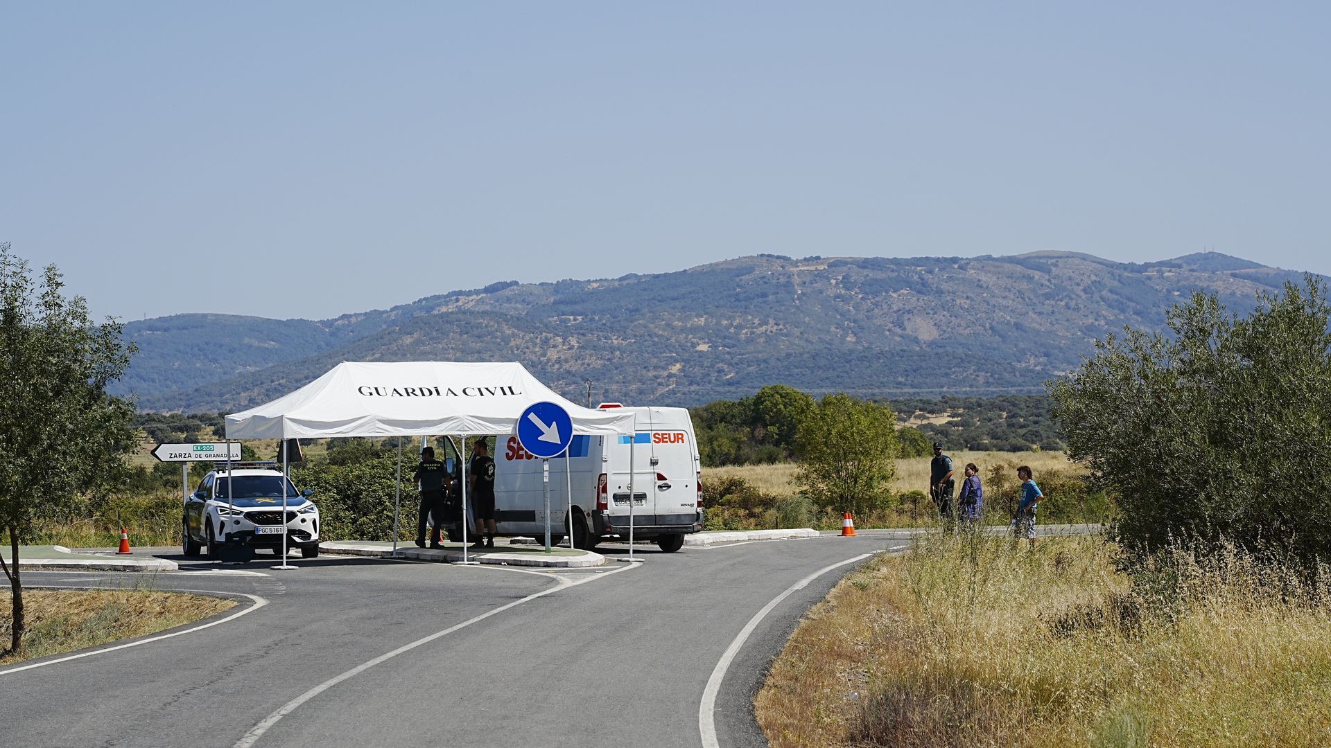 Dispositivo de la Guardia Civil en los accesos a la fiesta ilegal en La Granja, Cáceres Dispositivo de la Guardia Civil en los accesos a la fiesta ilegal en La Granja, Cáceres