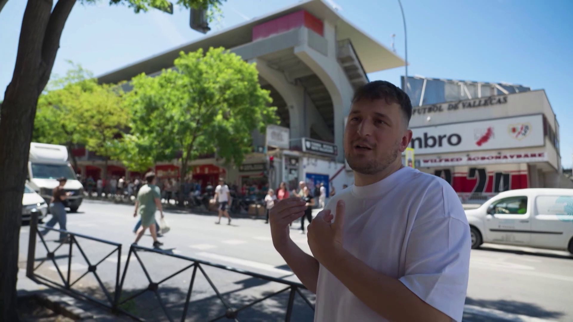 El influencer Álvaro Casares enseña su Vallecas: un barrio obrero unido por la pasión al Rayo Vallecano