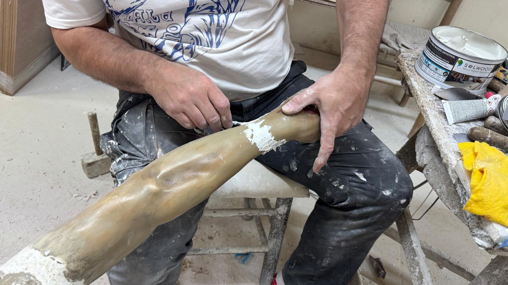 El taller Arte Cristiano de Olot (Girona) se encarga de la reparación