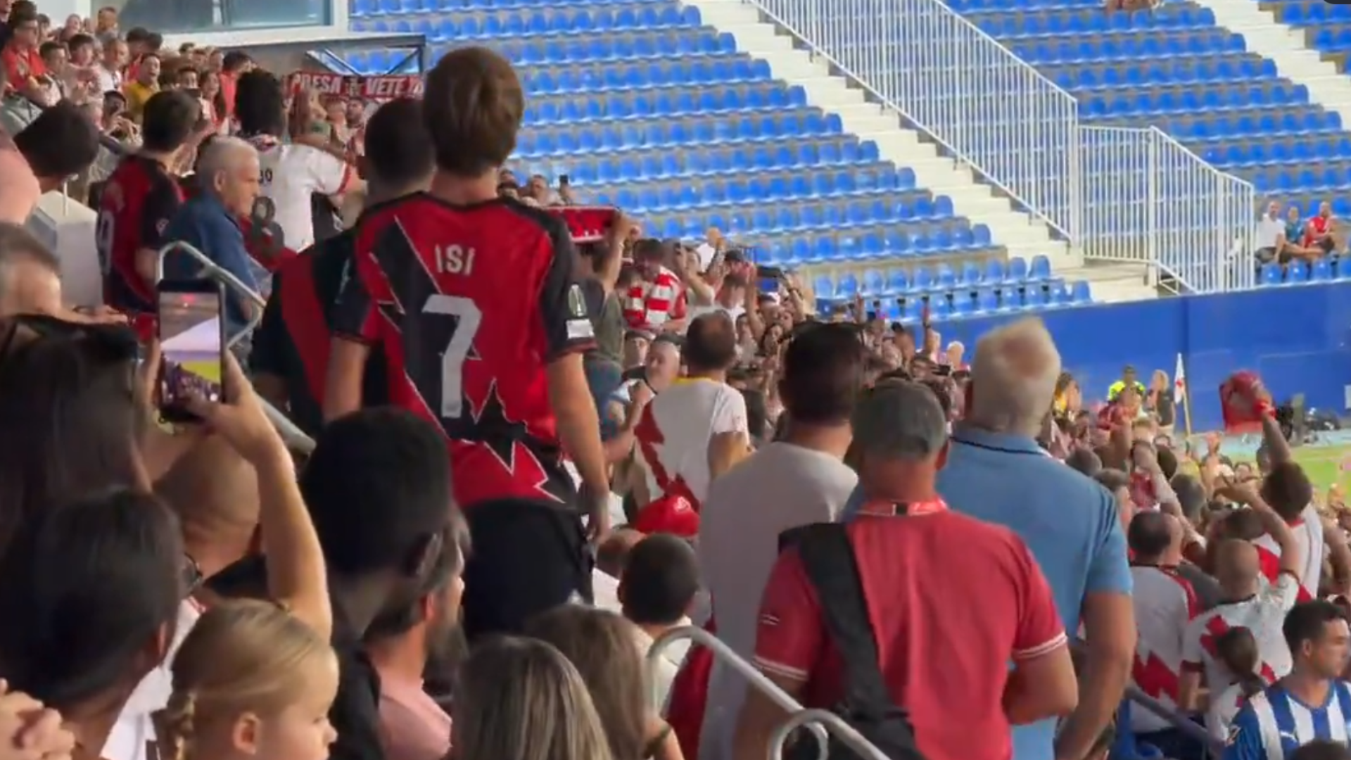 La afición del Rayo protesta contra Martín Presa en Butarque La afición del Rayo protesta contra Martín Presa en Butarque