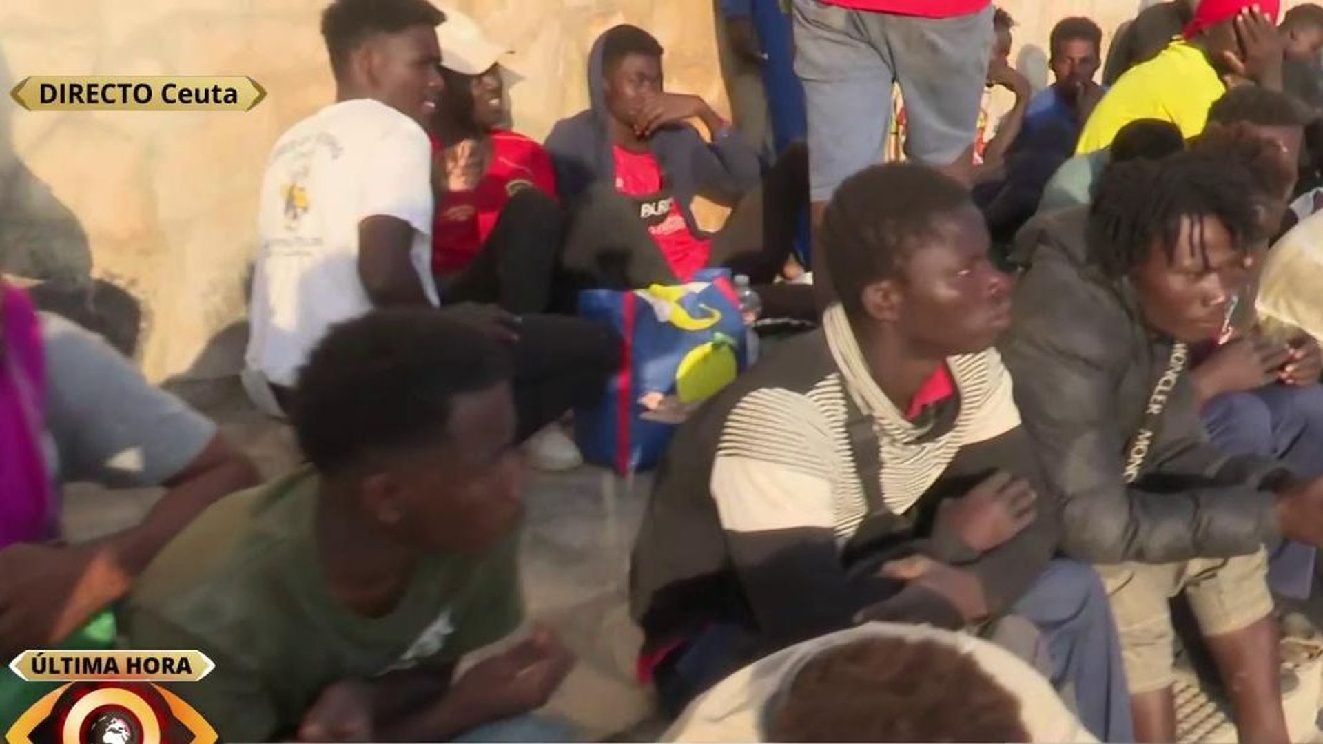 'La mirada crítica' vive desde dentro el desalojo de migrantes de la playa del Trampolín en Ceuta 'La mirada crítica' vive desde dentro el desalojo de migrantes de la playa del Trampolín en Ceuta
