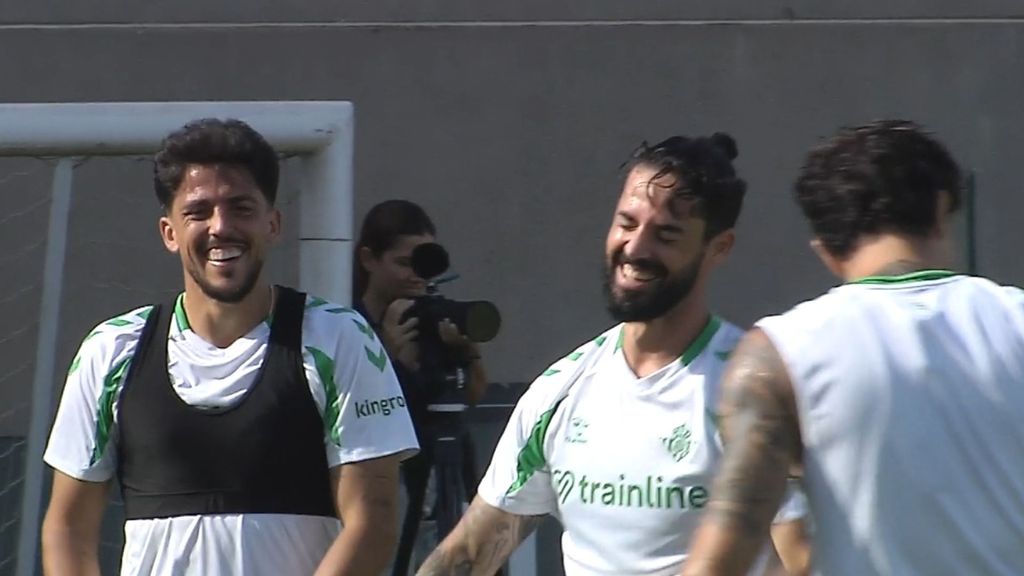 La 'guasa' de Isco Alarcón en el rondo acaba con 'caño' de Fornals