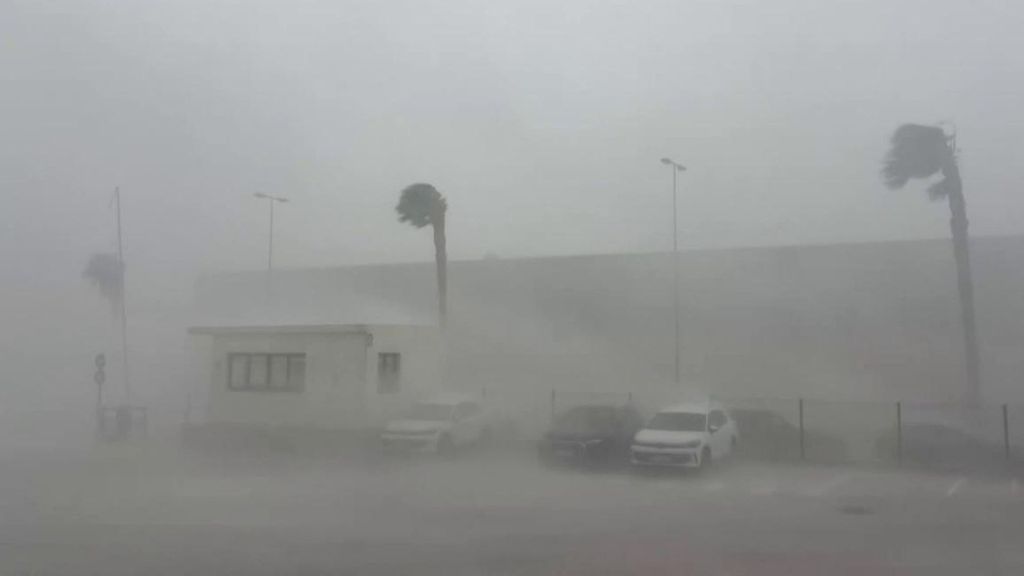 Las tormentas dejan lluvias de más de 80 litros por metro cuadrado y rachas de viento de casi 150 km/h en Valencia
