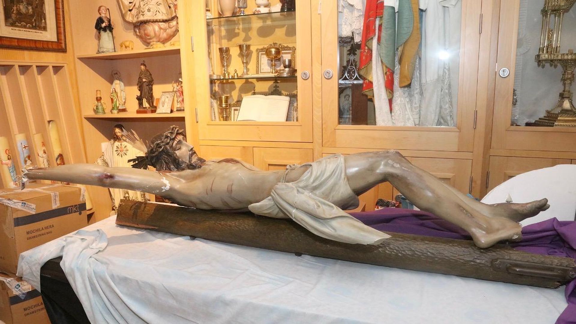 Los daños del Santo Cristo de la Cruz de Reus, tras la caída el Viernes Santo