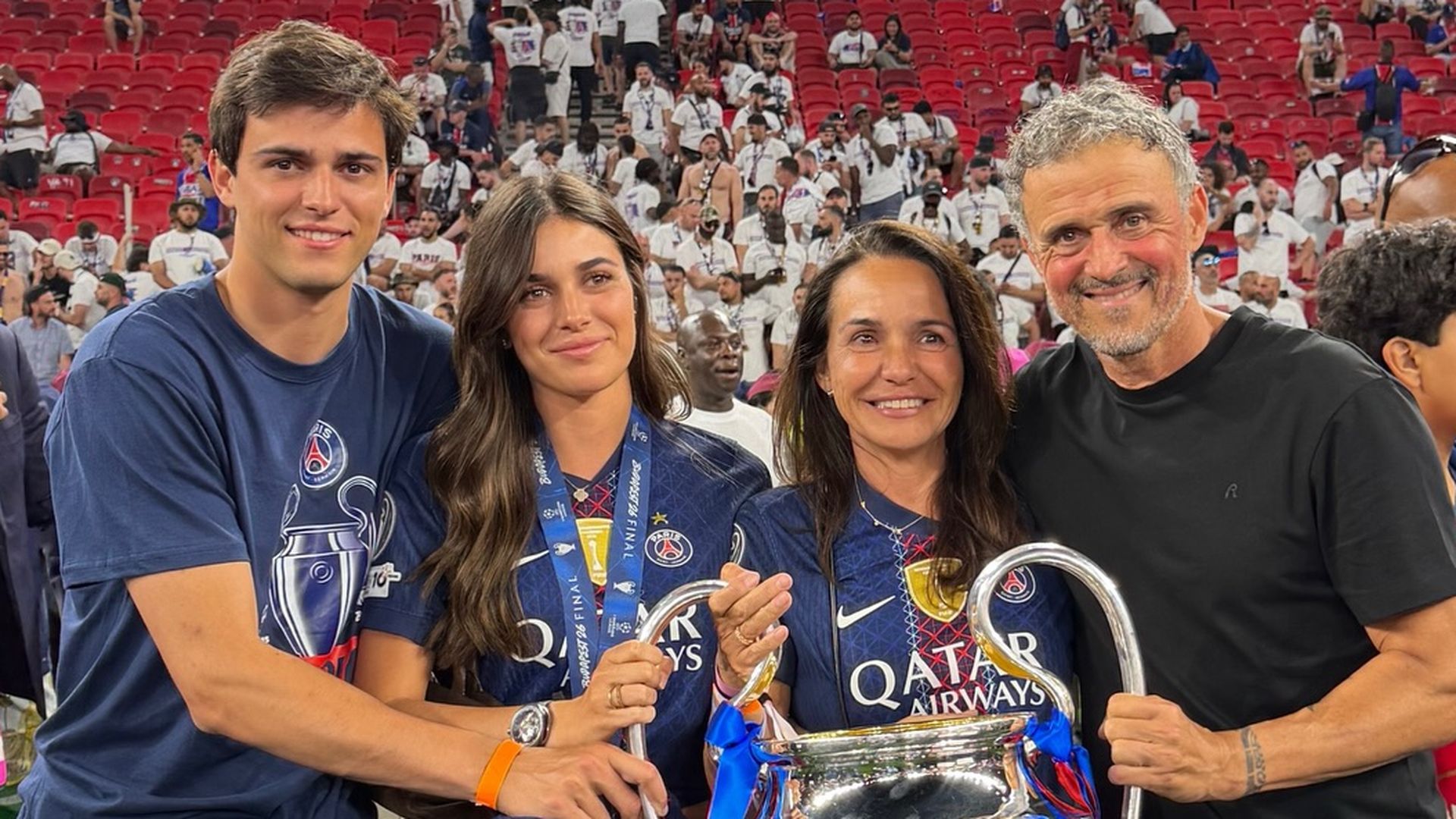 Luis Enrique, su mujer y sis hijos Luis Enrique, su mujer y sis hijos