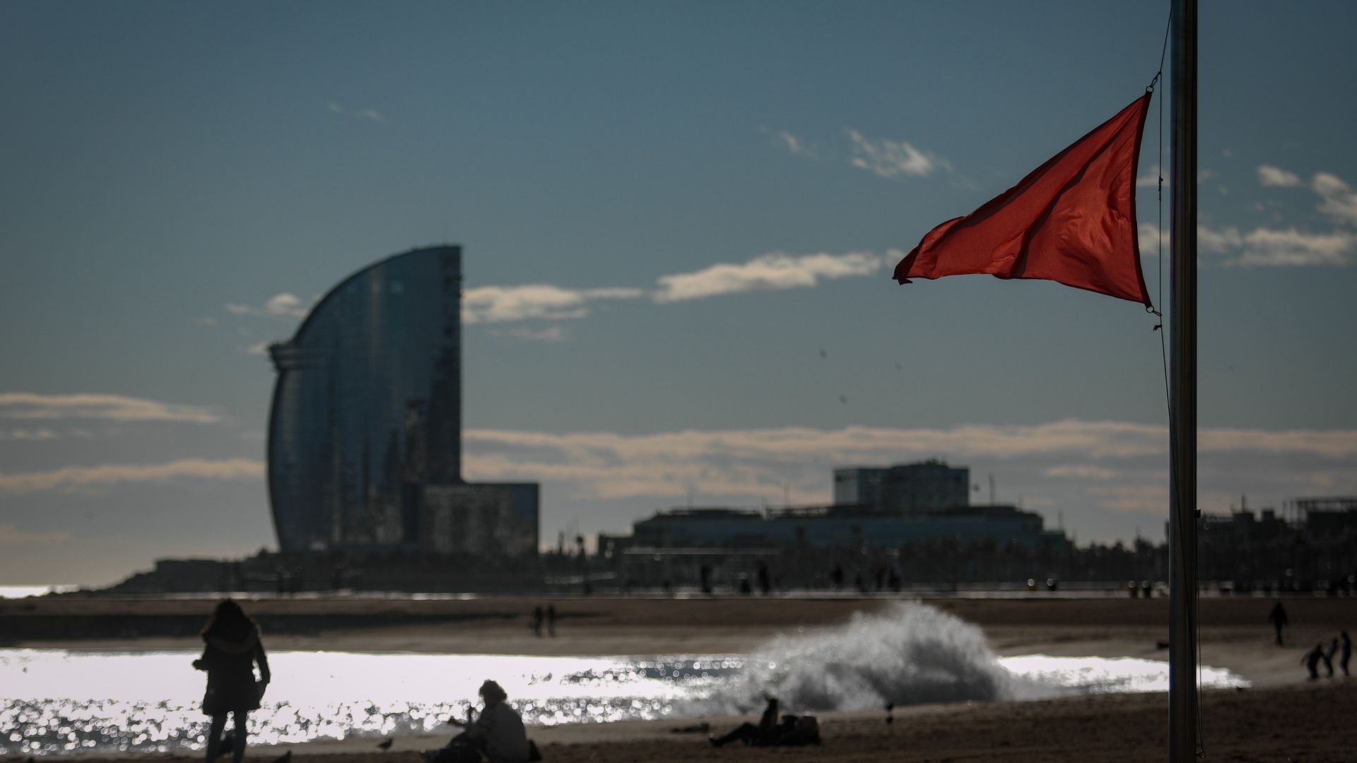 Muere un hombre de 50 años que se bañaba con bandera roja en una playa de Cunit, en Tarragona Muere un hombre de 50 años que se bañaba con bandera roja en una playa de Cunit, en Tarragona