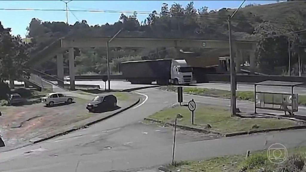 Mueren dos personas tras desplomarse una pasarela sobre la autopista en Brasil