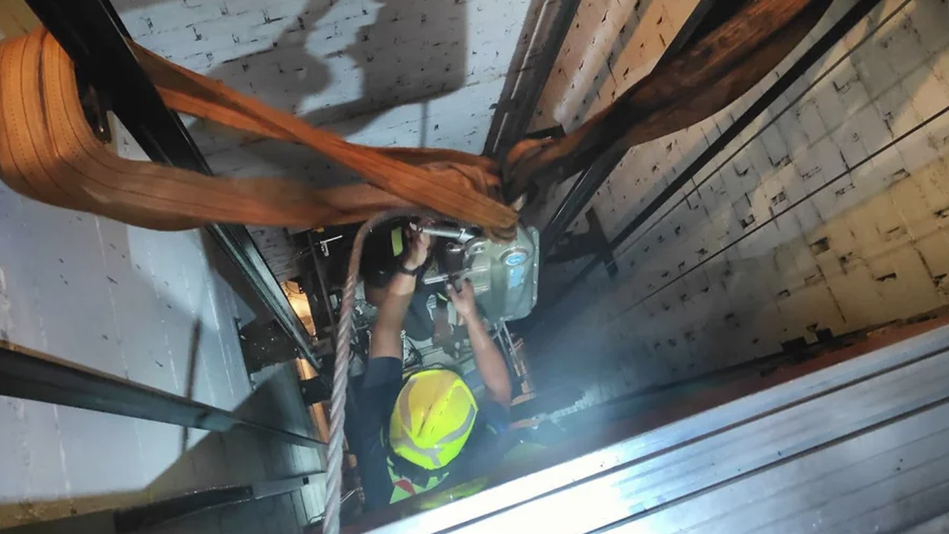 Rescatan a tres niños que se habían quedado encerrados durante horas en un ascensor de Marbella Rescatan a tres niños que se habían quedado encerrados durante horas en un ascensor de Marbella