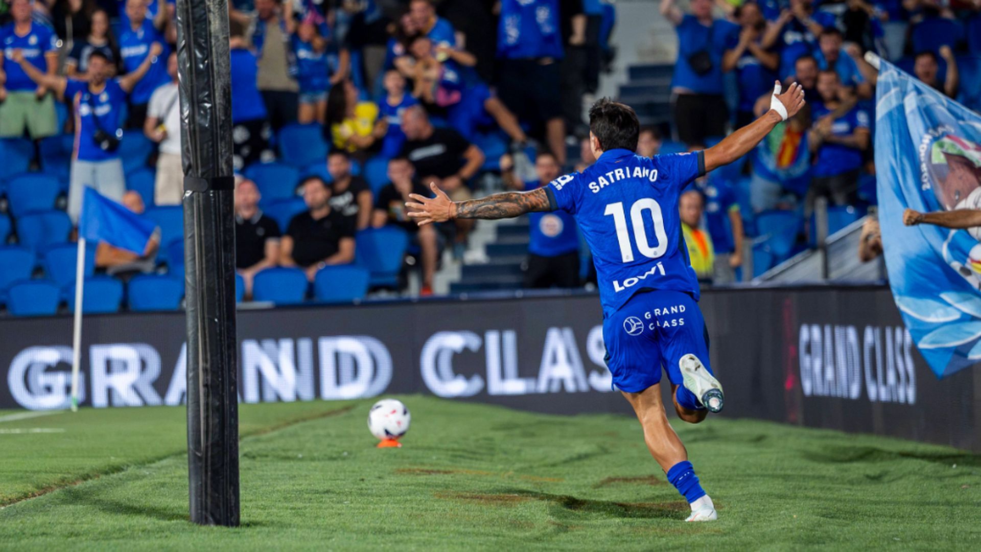 Satriano, celebrando el 2-1 ante el Partizán