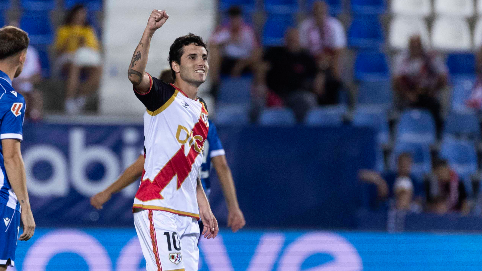 Sergio Camello celebra un gol en el Rayo-Alavés
