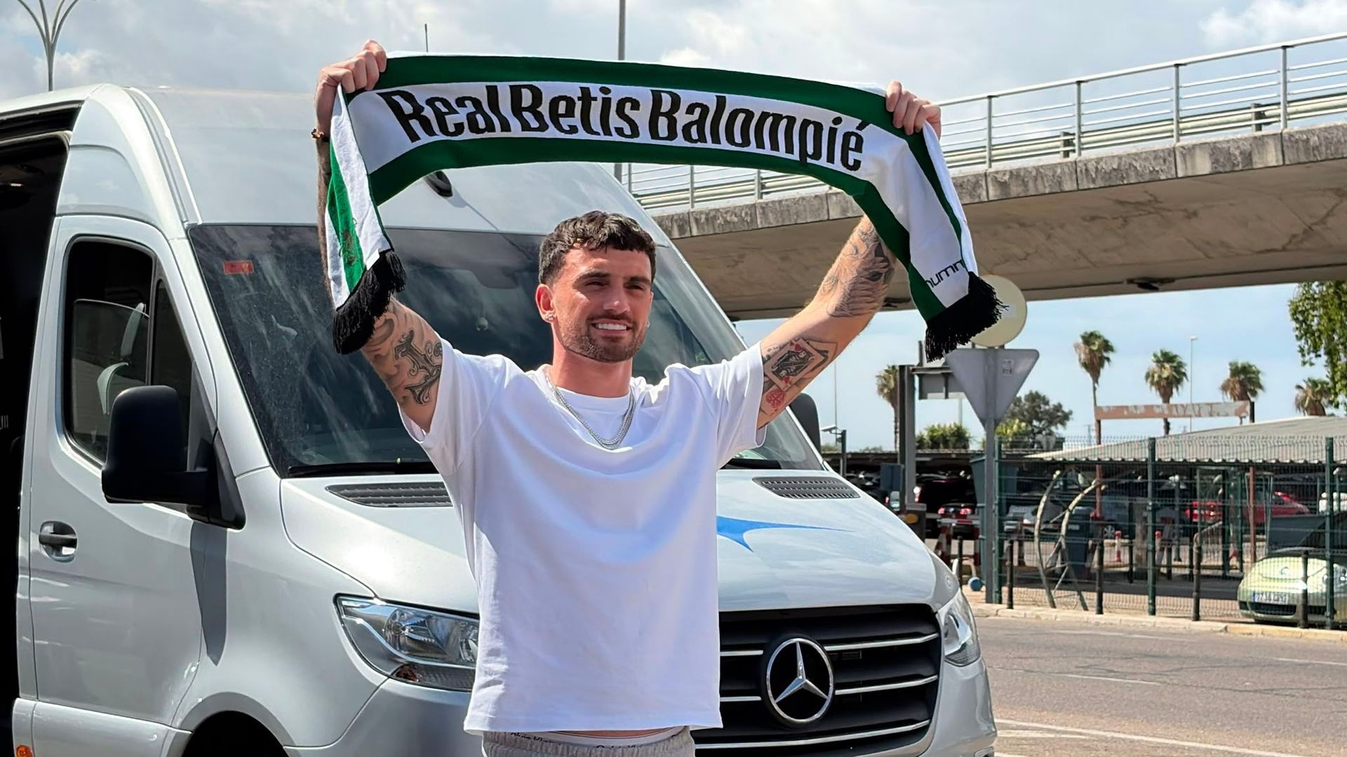 Troy Parrott, con la bufanda del Betis