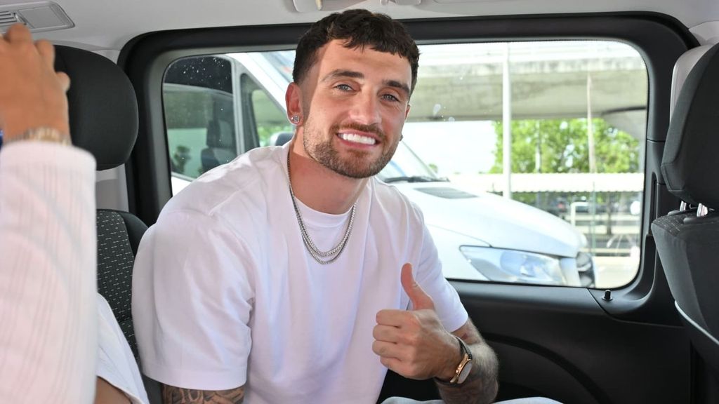 Troy Parrott llega a Sevilla para firmar por el Betis