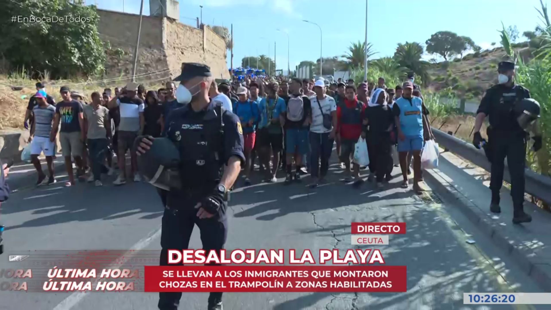 Un dispositivo policial desaloja a 4.000 inmigrantes de la playa del Trampolín