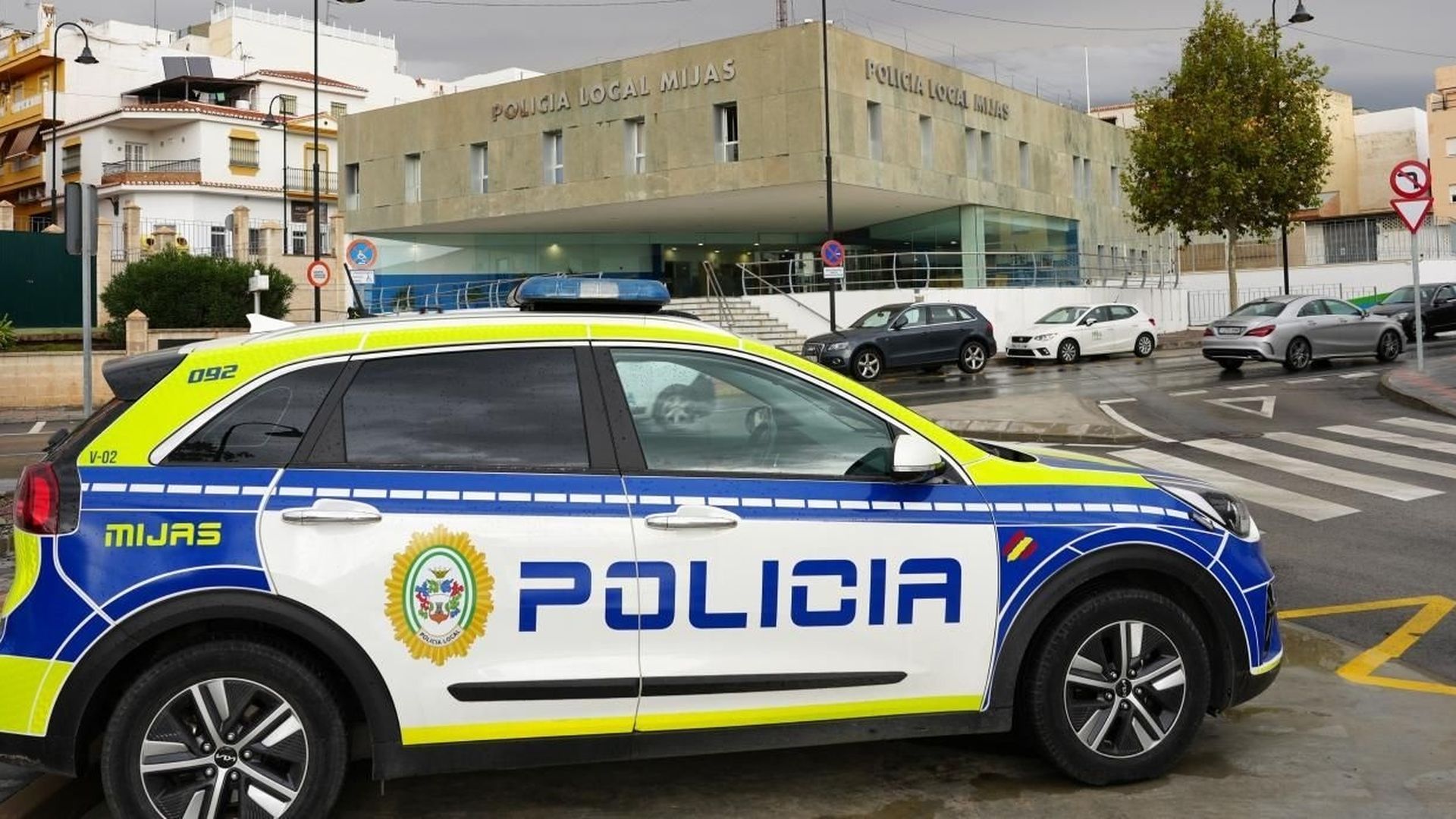 Un vehículo de la Policía Local de Mijas junto a la Jefatura Un vehículo de la Policía Local de Mijas junto a la Jefatura