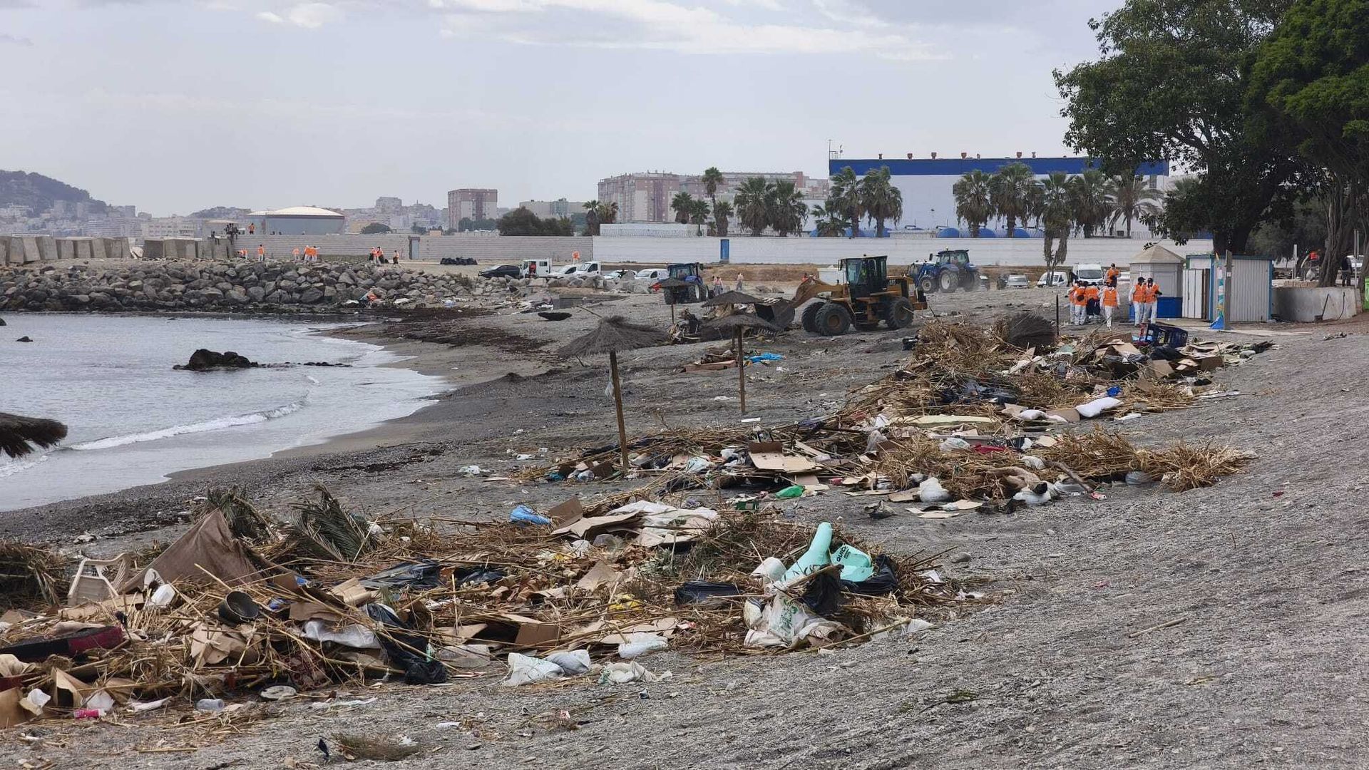 Una maquina saca los restos del asentamiento improvisado de la playa del Trampolín Una maquina saca los restos del asentamiento improvisado de la playa del Trampolín