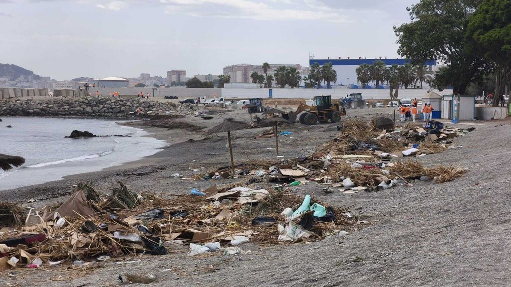 Paralizan la limpieza de la playa de El Trampolín de Ceuta tras regresar decenas de migrantes a la zona