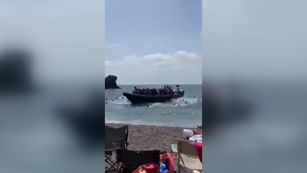 Una patera con 62 inmigrantes abordo desembarca en una cala de Cartagena repleta de veraneantes