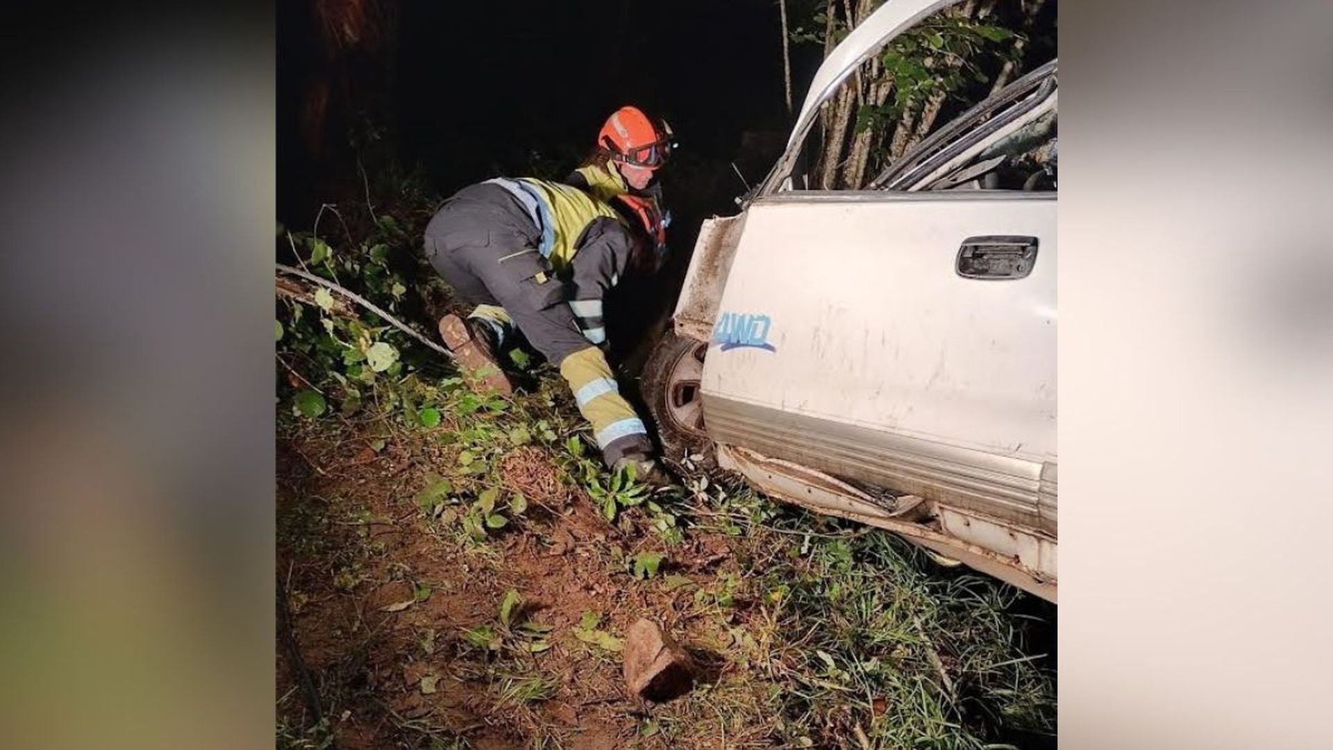 Bomberos liberan el vehículo accidentado en Cangas e Onís, Asturias Bomberos liberan el vehículo accidentado en Cangas e Onís, Asturias