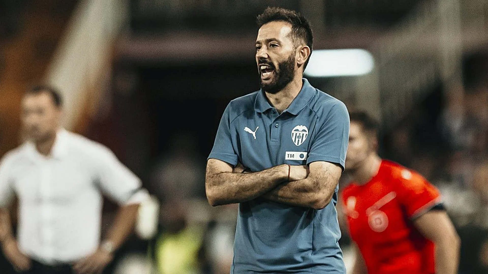 Carlos Corberán en Mestalla ante el Newcastle en el Naranja