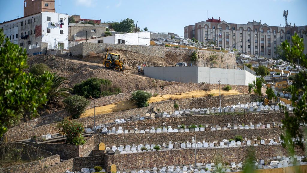 Ceuta entierra 18 cadáveres de migrantes de los más de 80 acumulados debido al estado de putrefacción de los cuerpos