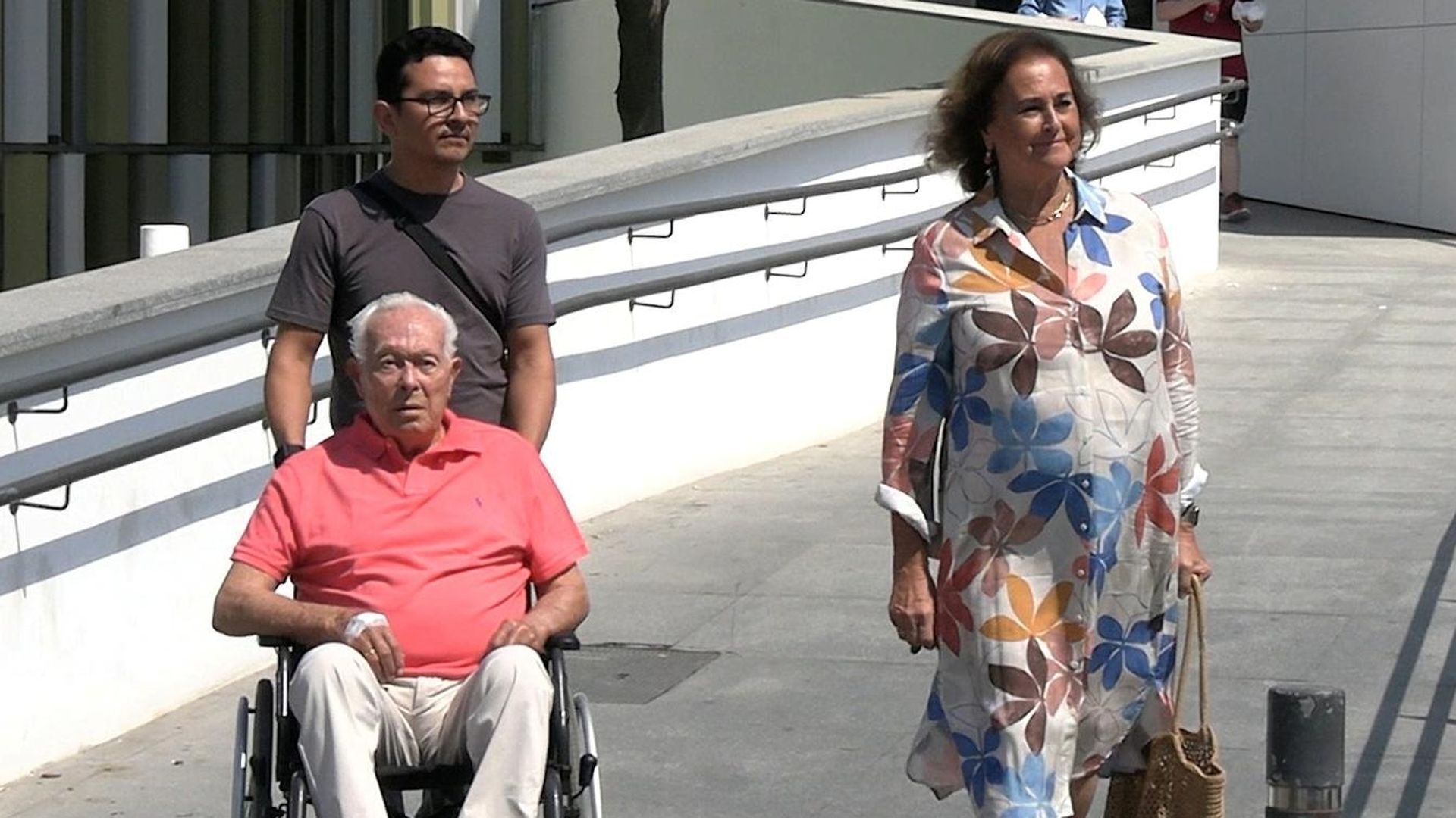Curro Romero recibe el alta hospitalaria Curro Romero recibe el alta hospitalaria