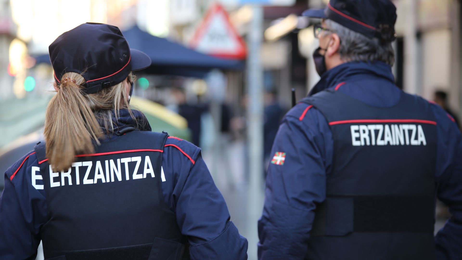 Dos agentes de la Ertzaintza Dos agentes de la Ertzaintza
