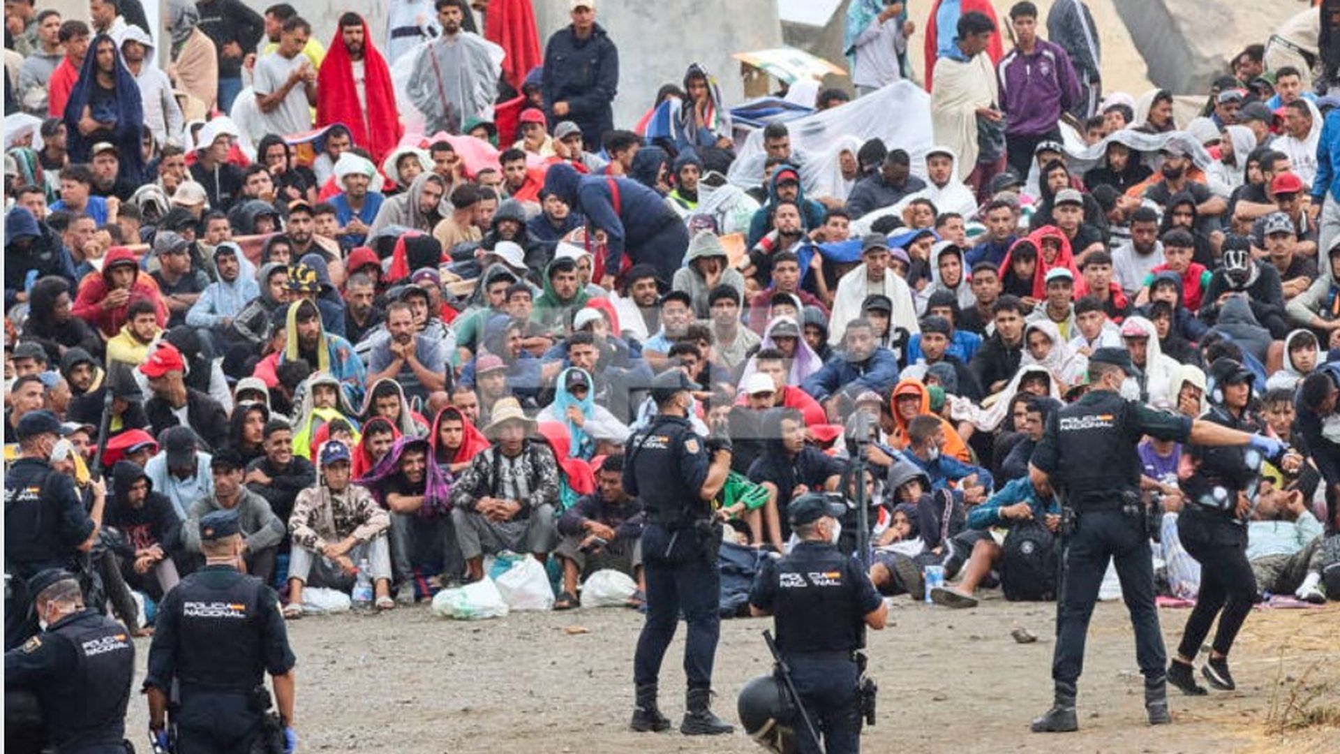 La policía vigila a inmigrantes que continúan viviendo en las inmediaciones de la playa del Trampolín en Ceuta, La policía vigila a inmigrantes que continúan viviendo en las inmediaciones de la playa del Trampolín en Ceuta,