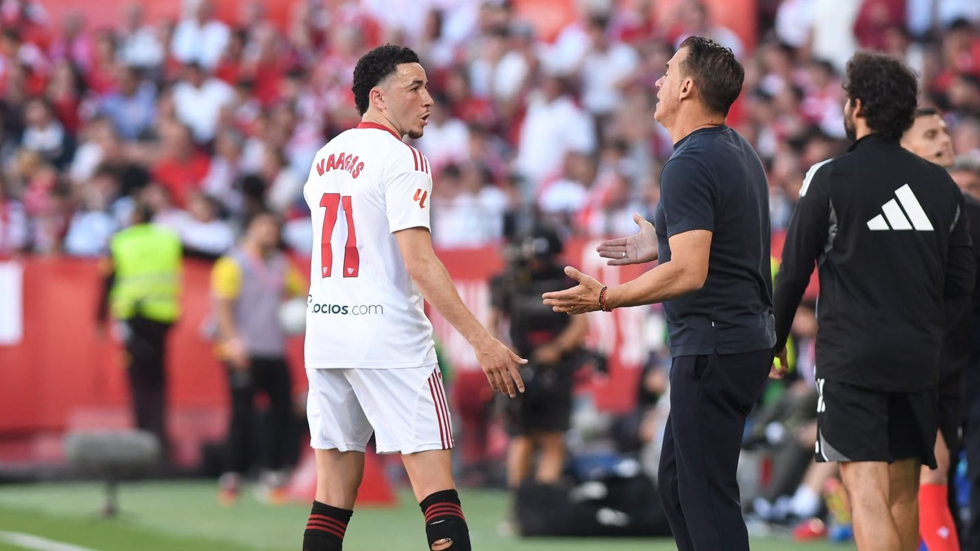Luis García Plaza habla con Rubén Vargas en el Sevilla-Real Madrid