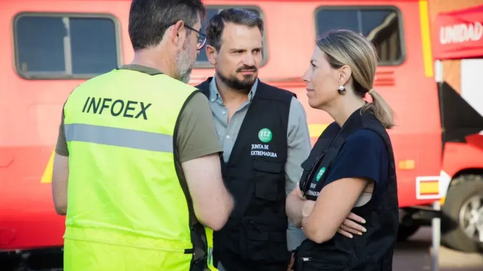 María Guardiola, junto a Abel Bautista, en el Puesto de Mando Avanzado del incendio de Pinofranqueado. María Guardiola, junto a Abel Bautista, en el Puesto de Mando Avanzado del incendio de Pinofranqueado.