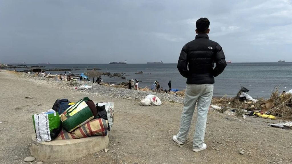 Cientos de migrantes vuelven a ocupar la playa del Trampolín en Ceuta, pocas horas después de ser alojados en campamentos temporales