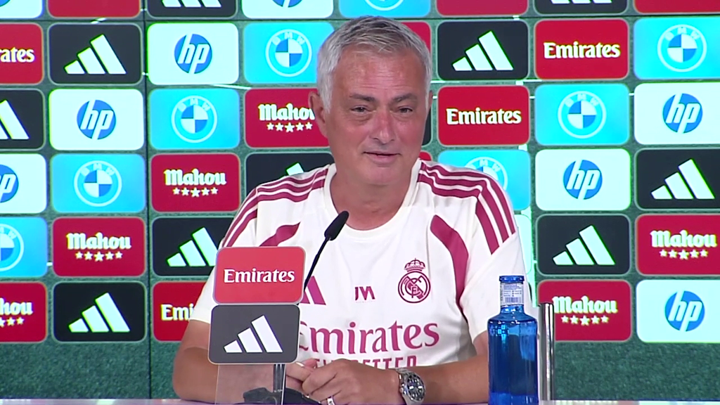 Mourinho desata las risas en rueda de prensa cuando le preguntan por su primer once